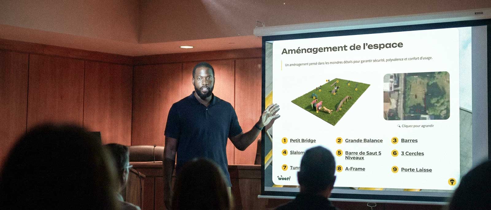 Agent municipal présentant son projet d'agility avec des équipements Woof